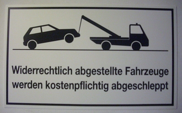 Schild "Widerrechtlich abgestellte Fahrzeuge werden kostenpflichtig abgeschleppt"